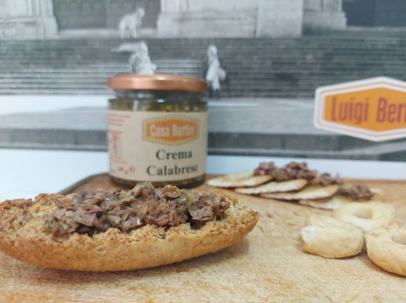 Crema calabrese ( Pesto di olive verdi ) Gr. 210 - Dolci calabresi - Sweetsinternationalsrls